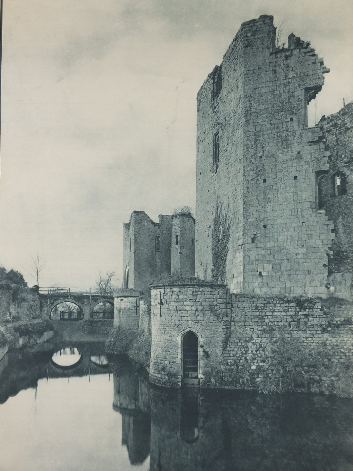 1947 Raglan Castle Britain Poster, Newport Wales, Travel Association United Kingdom, travel tourism holiday vacation wall art decor