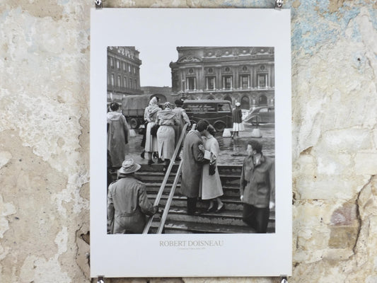 1988 The Kiss at the Opera House Poster, Robert Doisneau, Paris 1950, Le baiser de l’Opéra, French photography, wall art decor